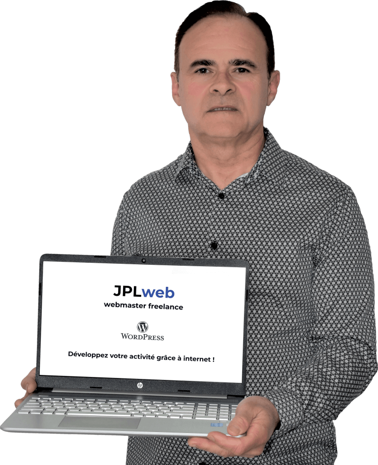 Présentation de Jean-Paul, webmaster WordPress. C'est un homme de 60 ans aux cheveux bruns. Il est habillé d'une chemise à motif noir et blanc et il tient un PC portable dans les mains. Sur l'écran de ce PC, on peut voir le logo "JPLweb", le logo WordPress et le slogan "Développez votre activité grâce à internet !".